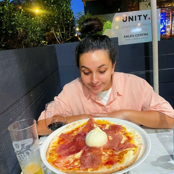 clio_looking_at_pizza